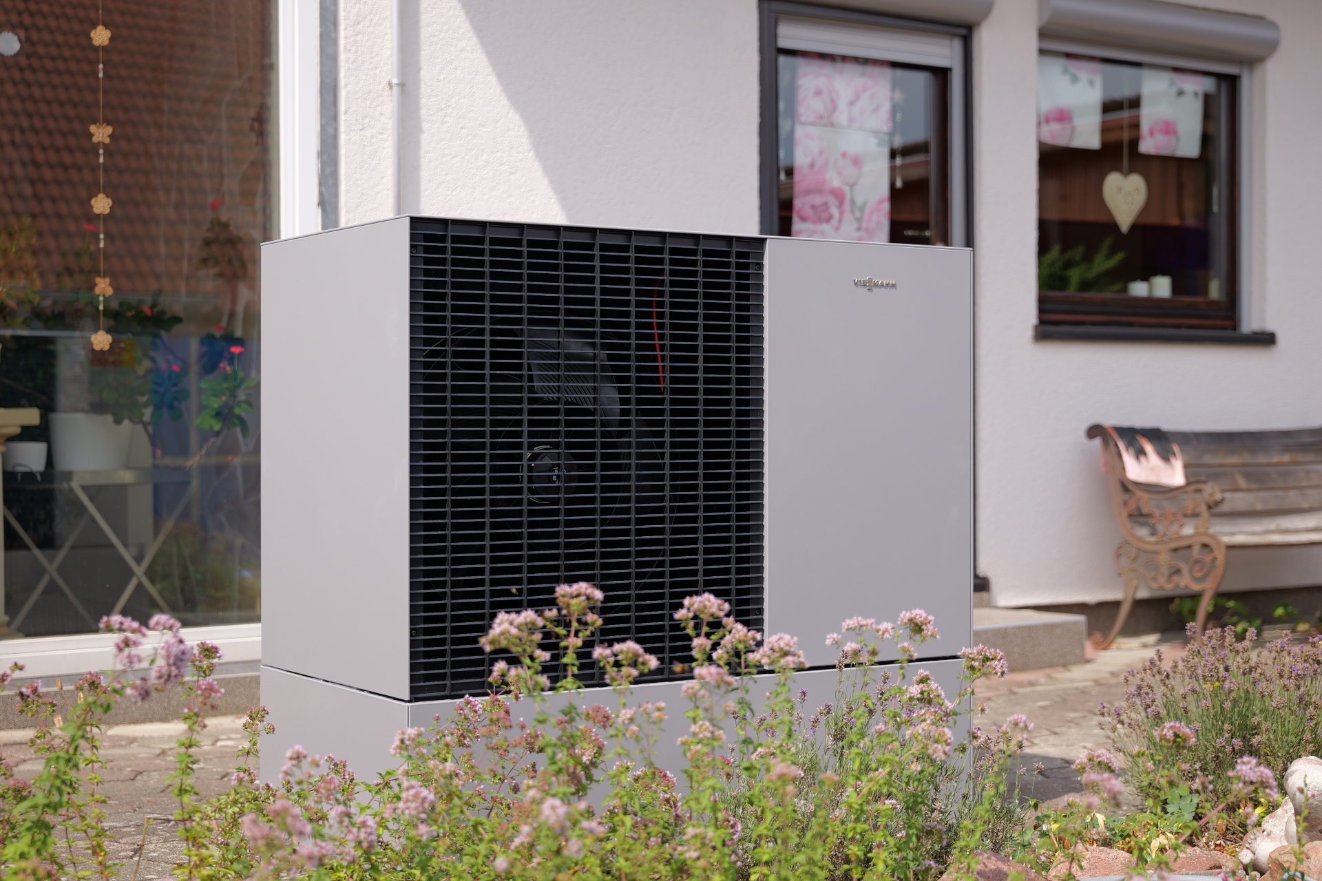 Viessmann Vitocal 150-A Wärmepumpe im gepflegten Vorgarten eines Einfamilienhauses in Baden-Württemberg – Kundenprojekt Haustechnik DEK