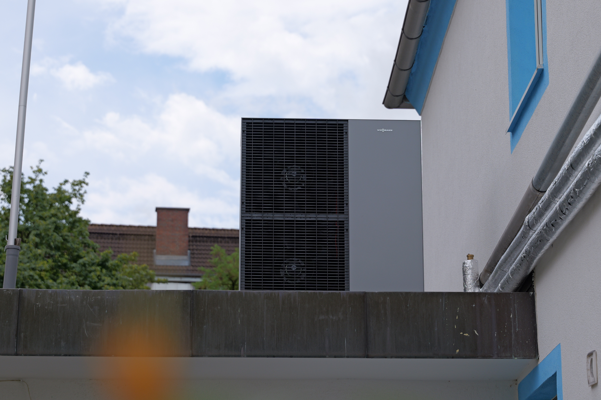 Viessmann Vitocal 150-A Luft-Wasser-Wärmepumpe hochkant installiert an einem Einfamilienhaus in München – Referenz Haustechnik DEK