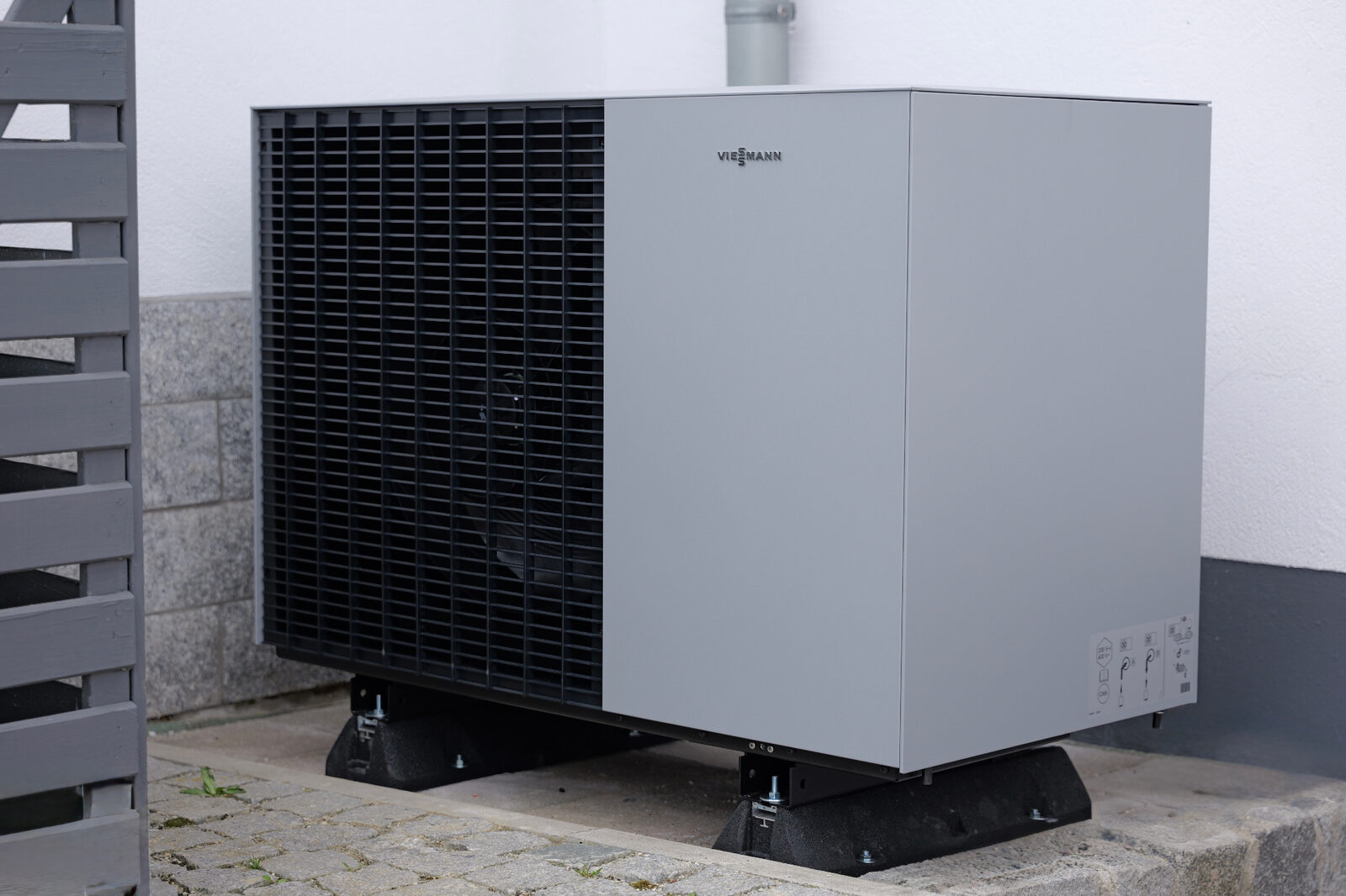 Installierte Viessmann Vitocal Wärmepumpe (Außengerät) an einem Einfamilienhaus – Referenzprojekt Haustechnik DEK