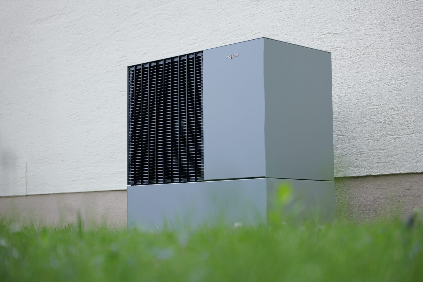 Neue Viessmann Vitocal Wärmepumpe (Außengerät) auf gepflegtem Rasen – aktuelles Kundenprojekt Haustechnik DEK